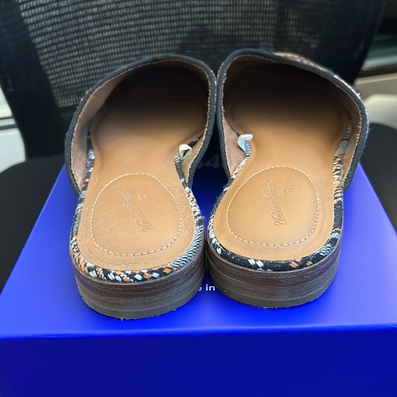 Never worn slip on backless flat pointed toe slides! Size 9! - Picture 5 of 7